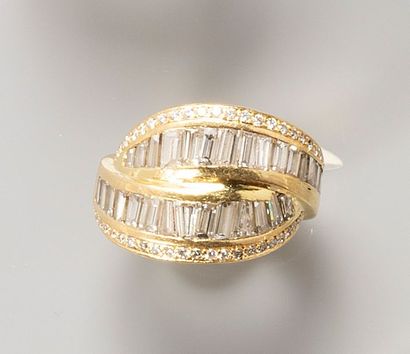 null Bague en or jaune 18k (750) à double rang sertie de diamants tailles baguette...