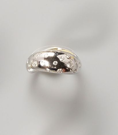 null FRED

Bague en or gris 18k (750) sertie d'une constellation de diamants de taille...