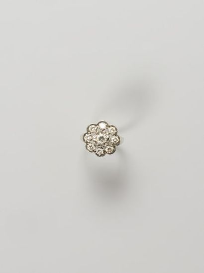 null Bague "fleur" en or gris 18k (750) sertie de diamants taille moderne.

Poids...