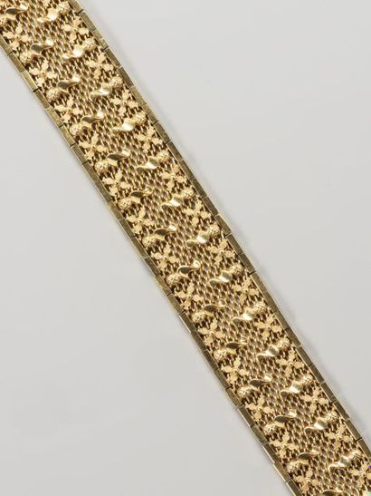 null Large bracelet articulé en or jaune 18k (750) tressé rehaussé de motifs de fleurettes...