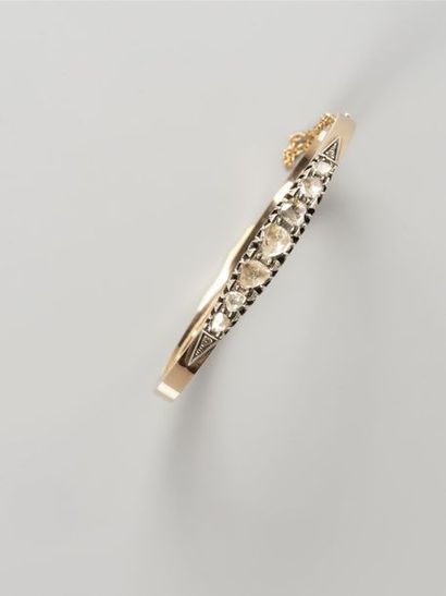 null Bracelet rigide articulé en or rose et gris 18k (750) serti de 7 diamants taillés...