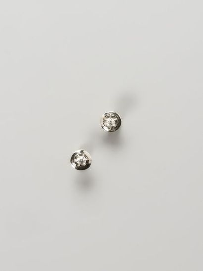 null Paire de boutons d'oreille en or gris et jaune 18k (750) sertie de diamants...