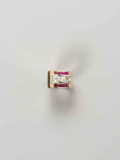 null Bague "tank" en or rose et gris 18k (750) sertie d'une ligne de trois diamants...