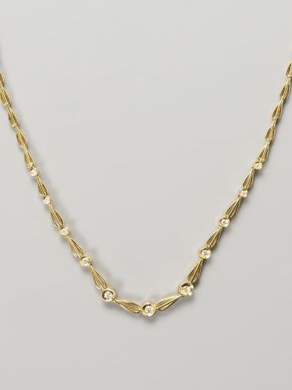 null Collier souple en or jaune 18k (750) serti de 11 diamants de taille moderne.

Long.:...