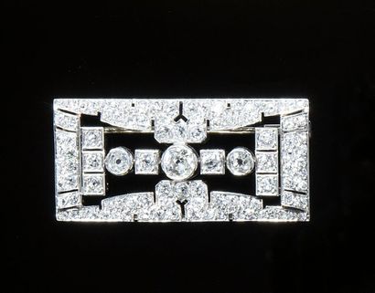 null Broche en platine (950) de forme rectangulaire à décor ajouré sertie de diamants...