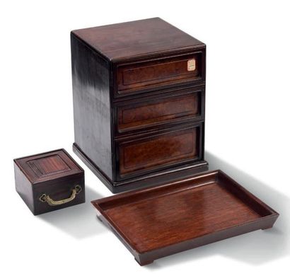 CHINE Petit cabinet en bois de patine foncée et loupe, ouvrant à trois tiroirs en...