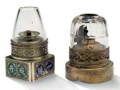 CHINE Deux lampes à opium avec leur verre, en paktong et métal argenté émaillé, l'une...
