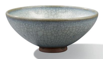 CHINE Coupe en céramique de type ge.
H. 7.5 cm - Diam. 18 cm

中国，十九世纪末，哥窑式瓷碗