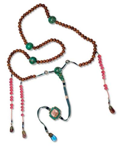 CHINE Collier de mandarin formé de perles de bois alternant avec des perles de turquoise,...
