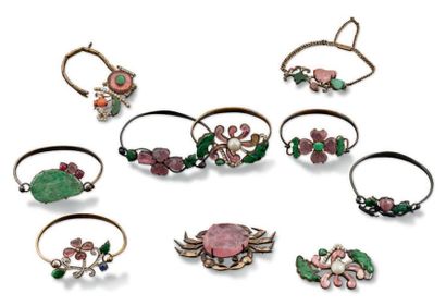 CHINE Bel ensemble de bracelets et pendentifs en jadéite, tourmaline, corail et perles...