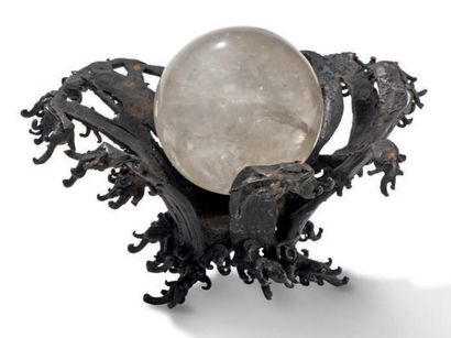 JAPON Sphère en cristal de roche et son support en bronze de patine brune en forme...