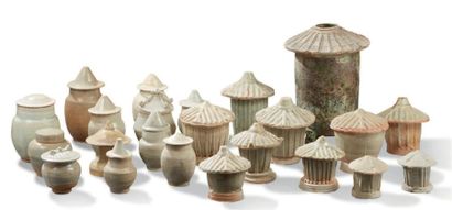CHINE Bel ensemble de vingt-trois pots couverts et urnes, en céramique à couverte...