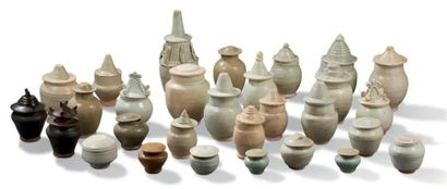 CHINE Ensemble de vingt-neuf pots couverts et petites urnes en céramique émaillée...