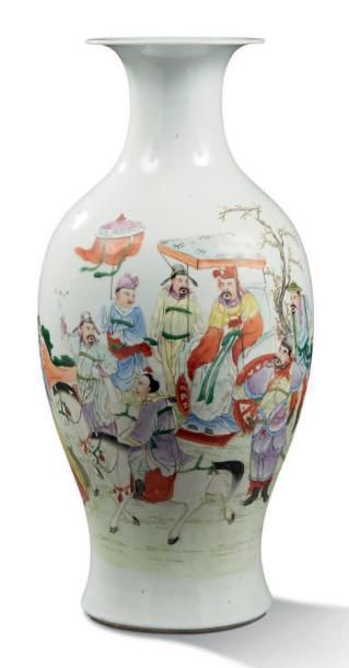 CHINE Vase en porcelaine à décor polychrome d'un dignitaire dans un palanquin et...