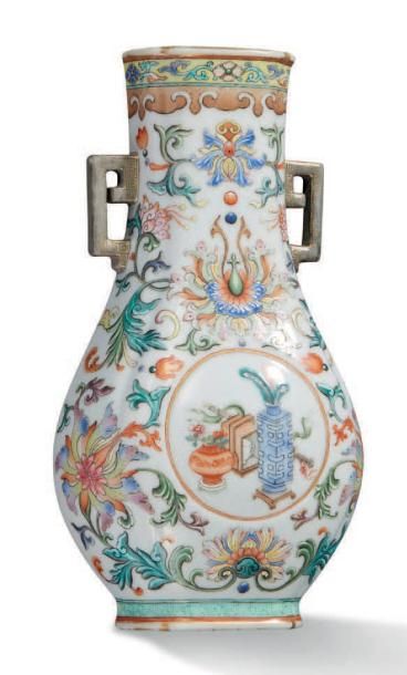 CHINE Vase d'applique de forme balustre en porcelaine et émaux polychromes, à décor...