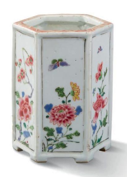 CHINE Petit bitong héxagonal en porcelaine et émaux de la famille rose, chaque panneau...