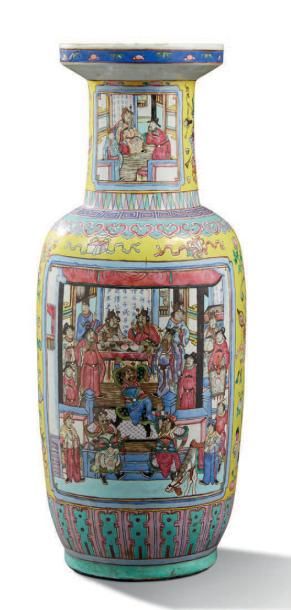 CHINE Grand vase en porcelaine de Canton à décor de scènes animées de personnages...