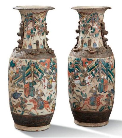 CHINE, Nankin Paire de vases balustres en grès à décor polychrome de scènes guerrières...