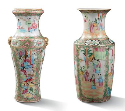 CHINE Deux vases en porcelaine de Canton, à décor de personnages dans des réserves...