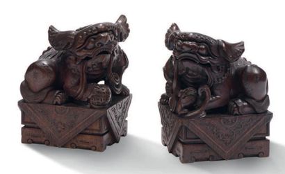 CHINE Eléments de mobiliers en bois sculpté, représentant des lions bouddhiques assis...