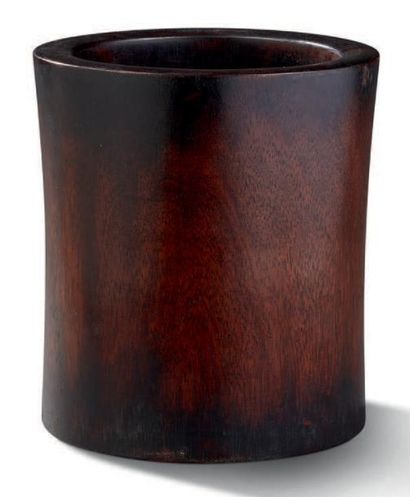 CHINE Pot à pinceau bidong en bois de patine brune nuancée.
H.15 cm

中国,十九世纪／二十世纪初...