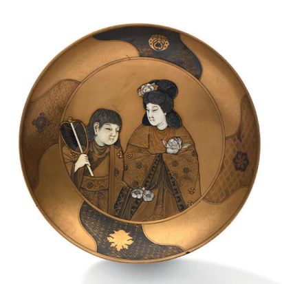 JAPON Coupe en laque or à décor en takamaki-e d'une jeune femme et un enfant, les...