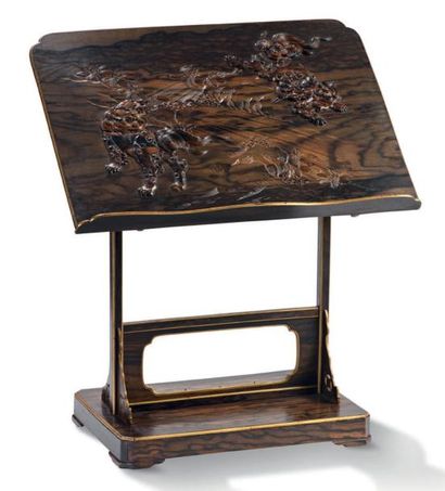 JAPON Petite table de lecture Kendai sur piétement en bois de paulownia sculpté de...