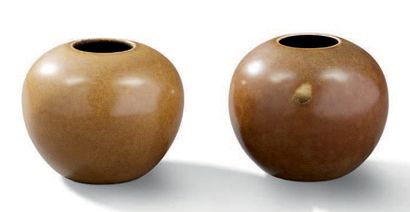 JAPON Deux petits pots globulaires en porcelaine émaillée brun olive.
(Base de l'un...