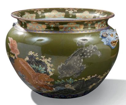 JAPON Grande vasque en porcelaine à décor polychrome sur fond vert, de shishi parmi...