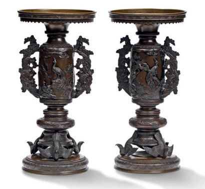 JAPON Paire de vases de forme balustre en bronze de belle patine mordorée à col pavillonné...