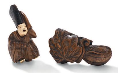 JAPON Deux netsuke: en bois clair sculpté en forme de courge et son feuillage; en...