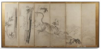 JAPON Paravent à six feuilles, peint au lavis d'encre sur papier d'un couple de tigres...