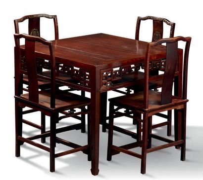CHINE DU SUD Ensemble mobilier comportant une table carrée et quatre chaises (fin...