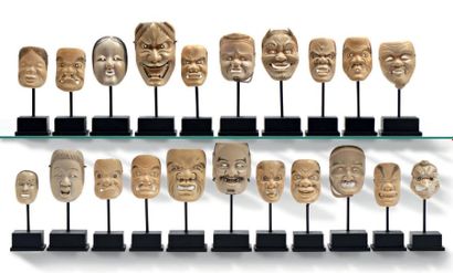 JAPON Ensemble de vingt masques et un netsuke en ivoire représentant des caractères...