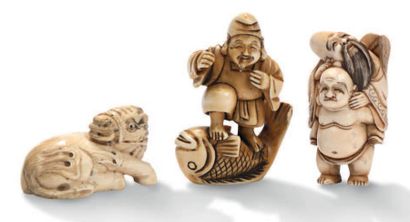 JAPON Lot de trois netsuke en ivoire représentant Ebisu sur son poisson; Hotei portant...