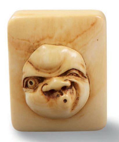 JAPON Netsuke en ivoire sculpté en forme d'une boite sur le couvercle de laquelle...