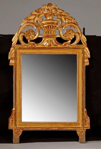 null Miroir à fronton en bois doré

XIXème siècle

82.5x46 cm