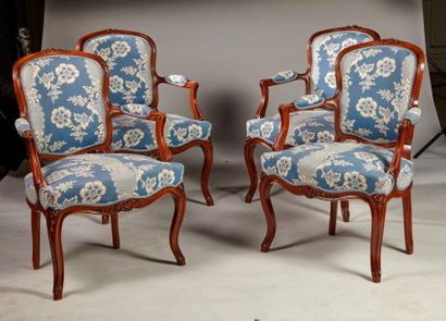 null Suite de quatre fauteuils 

en bois naturel mouluré et sculpté à décor de fleurettes,...