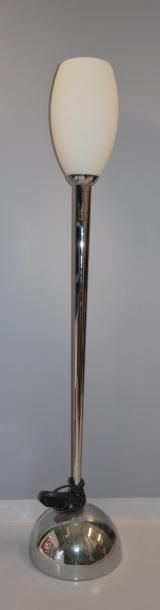 null JEAN PERZEL (1892-1986)

Grand lampadaire en métal chromé tubulaire et verre...