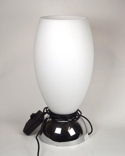 null JEAN PERZEL (1892-1986)

Lampe à poser en métal chromé et verre granité

Signée

(légère...