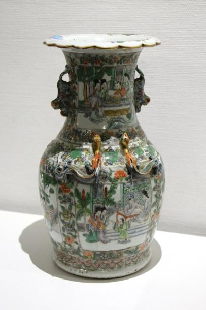 null Vase balustre en porcelaine de Canton, à décor de scènes de palais animées de...