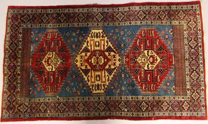 null Caucase

Petit tapis à décor de losanges enchevetrés sur fond turquoise, 3 bordures

160x92cm...