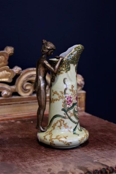 null Amphora

Petit vase en faïence émaillé jaune appliqué d'une femme en bronze...
