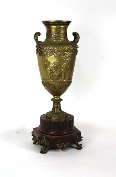 null Vase en bronze ciselé sur socle 

47x18 cm