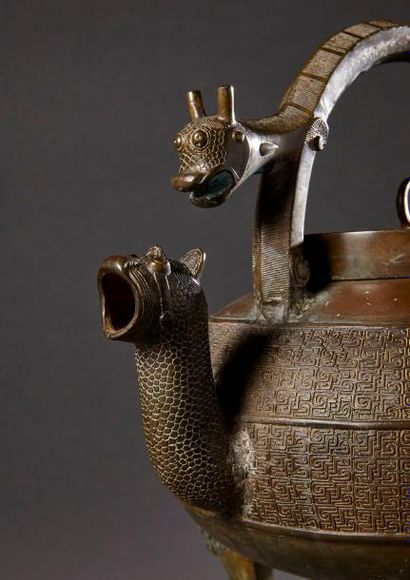 null Théière reprenant la forme d'un vase archaïque en bronze, les pieds crachés...
