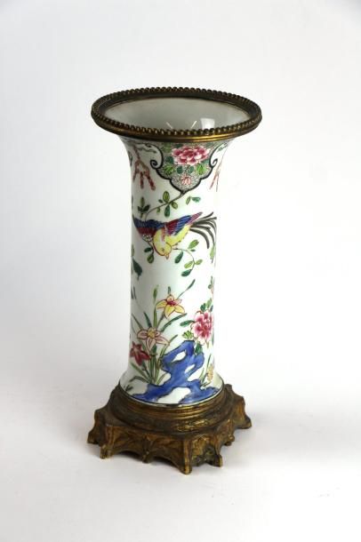 null Vase cornet en porcelaine à décor en émaux de la famille rose de fleurs et d'oiseaux.

Chine,...