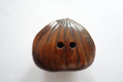 null Japon, période Edo, XIXe siècle

Netsuke en bois sculpté en forme d'une châtaigne...