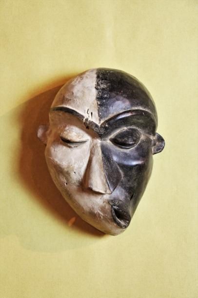 null PENDE - Congo

Masque de malade en bois et kaolin figurant un visage double...