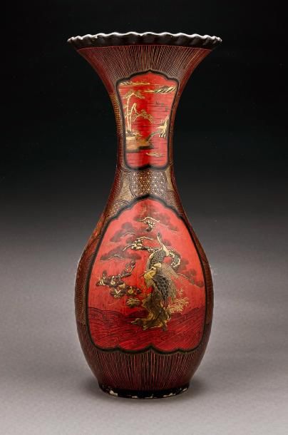 null Important vase piriforme à col évasé en porcelaine d'Arita à décor laqué or...