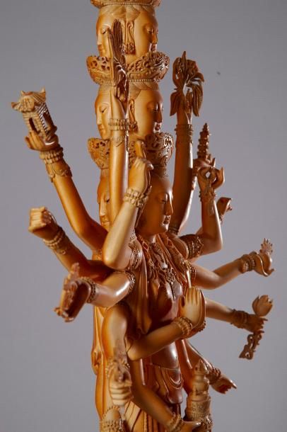 null Importante sculpture en ivoire représentant Avalokiteçvara à plusieurs bras...